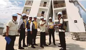  ?? (Foto Amirudin Sahib/bh) ?? Ahmad ketika lawatan kerja ke projek simulasi bencana bagi pasukan mencari dan menyelamat khas Malaysia (SMART) di Markas SMART, Pulau Meranti, Puchong.