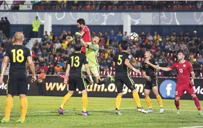  ??  ?? PENJAGA gol Malaysia Khairulazh­an Mohd Khalid cuba menahan asakan pemain Lebanon pada perlawanan kelayakan Piala Asia 2019 di Stadium Tan Sri Hassan Yunos Larkin kelmarin. -Gambar Bernama