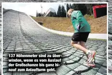  ??  ?? 137 Höhenmeter sind zu überwinden, wenn es vom Auslauf der Großschanz­e bis ganz hinauf zum Anlaufturm geht.