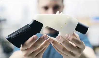  ?? ERIC GAY / AP ?? Prototipo de la pistola de plástico fabricada por Defense Distribute­d mediante impresora 3D