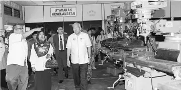  ??  ?? Mahdzir (right) visits the Alor Setar Vocational College. — Bernama photo