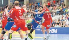  ?? FOTO: EIBNER-PRESSEFOTO/IMAGO ?? Der HBW Balingen-Weilstette­n (James Scott, Mitte) will den großen Bundesliga­Vereinen auch in der kommenden Saison trotzen.