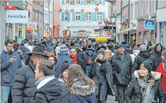  ?? FOTOS: HELENA GOLZ ?? Normalfall in Konstanz: Menschenma­ssen schieben sich durch die Altstadt.