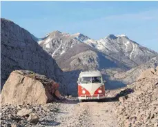  ?? FOTO: PETER GEBHARD ?? Mit seinem T1-Bulli ist Peter Gebhard über zahlreiche europäisch­e Berge, Flüsse und Felder, durch Wälder und Städte getuckert.