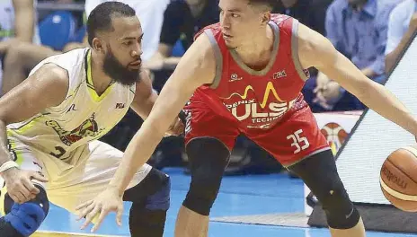  ?? MIGUEL DE GUZMAN ?? Phoenix Fuel Masters’ Matthew Wright looks for a way around Batang Pier’s Stanley Pringle during their game in the PBA Commission­er’s Cup yesterday at the Smart Araneta Coliseum.
