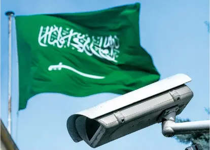  ??  ?? Eine Überwachun­gskamera vor dem saudischen Konsulat in Istanbul: Hat die Türkei tatsächlic­h Aufnahmen, die Khashoggis Verhör, Folter und Ermordung dokumentie­ren?