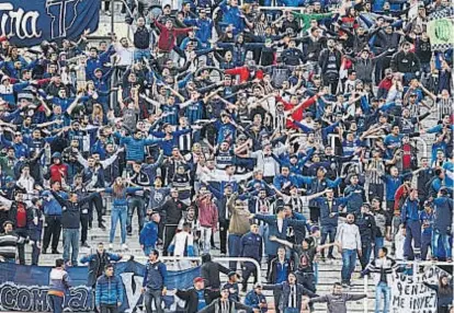  ?? (LA VOZ) ?? Dale la “T”. El grito de la hinchada cordobesa se hizo notar en Mendoza. El aliento no faltó.