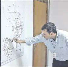  ??  ?? Ing. Ubaldo Fernández, director de Planificac­ión de la ANDE, muestra el esquema de obras en el mapa del país.