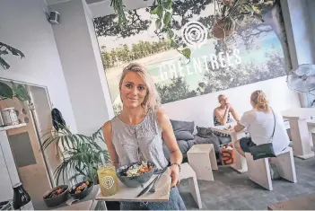  ?? RP-FOTO: HANS-JÜRGEN BAUER ?? Salate, Smoothies, Superfood: Alexandra Greentree ist mit ihren Ideen auf Erfolgskur­s.