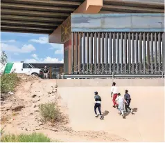 ??  ?? migrantes se entregan a agentes de la Border Patrol