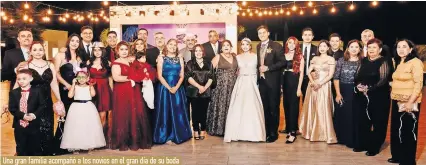  ?? ?? Una gran familia acompañó a los novios en el gran día de su boda