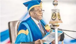  ?? AFP ?? EL AUN presidente Robert Mugabe entregó diplomas en la universida­d de Harare