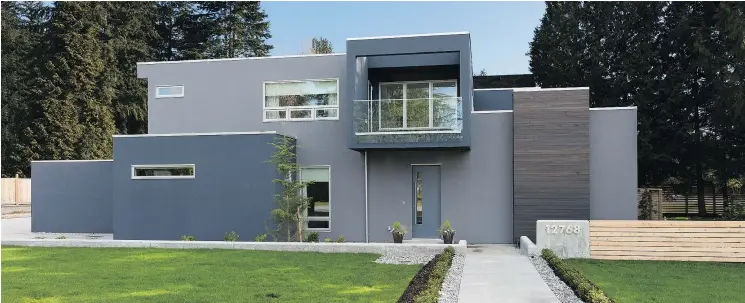  ??  ?? THE MODErN MINIMALIsM OF tHE HOMEtOwN HErOEs LOttEry PrIzE HOME IN SOutH SurrEy PrOvIDEs A CLEAN tEMPLAtE FOr INDOOr/OutDOOr DEsIGN. It FEELs LIKE A LABOur OF LOvE.