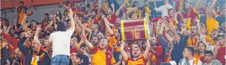  ?? FOTO: KAYA ?? Während des Spiels machten die Fans von Galatasara­y vor mehr als fünf Jahren mächtig Stimmung, hinterher kam es zu Ausschreit­ungen.