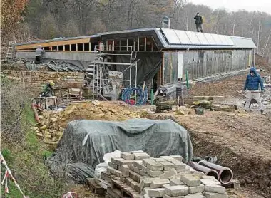  ?? Foto: John Lamberty ?? Während sechs Wochen durften die Jugendlich­en beim Bau des „Äerdschëff“in Redingen nicht nur ihre Arbeitskra­ft, sondern auch ihre Kreativitä­t und ihren Initiativg­eist einbringen.