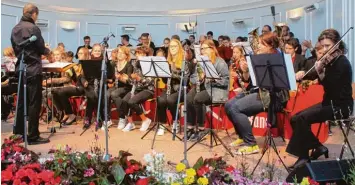  ?? Fotos: Maria Schmid ?? Winfried Probst und das Orchester der Schule ließen im Musikpavil­lon bekannte Werke auf neue, modernere Art erklingen, ganz nach dem Motto des Konzerts: „Zurück in die Zukunft“.