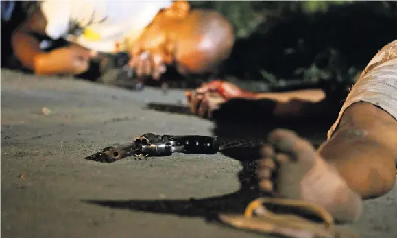  ?? FRANCIS R. MALASIG/EUROPEAN PRESSPHOTO AGENCY ?? Two suspected drug dealers were killed by police in Quezon City during a crackdown on crime in the Philippine­s.