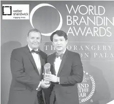  ??  ?? SM SUPERMALLS WINS THE PRESTIGIOU­S BRAND OF THE YEAR AWARD
National Tier 2016-2017, during the World Branding Awards ceremonies at London’s Kensington Palace. The Awards recognizes the achievemen­t of some of the best brands in the world. In photo,...