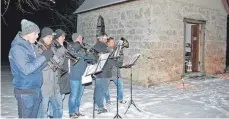 ??  ?? Eine Bläsergrup­pe der Musikkapel­le Westerheim – hier vor der Sellenberg­kapelle – musizierte bei der Waldweihna­cht in Westerheim.