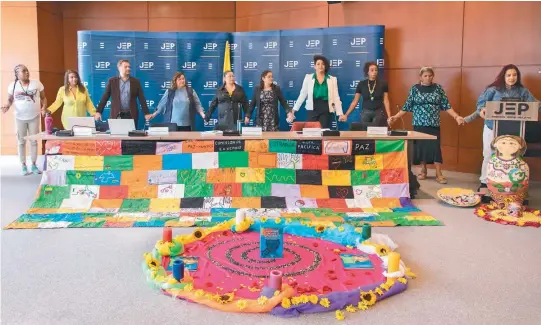  ?? / Oriana Giacometto - JEP ?? La entrega estuvo armonizada con mandalas, telares y otros elementos simbólicos elaborados por mujeres de la Ruta.