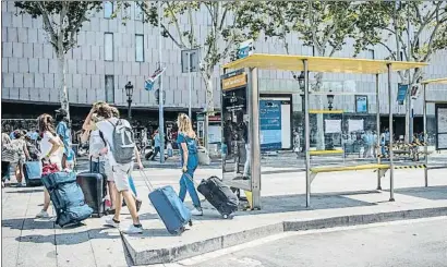  ?? LLIBERT TEIXIDÓ ?? El Aerobús ha anulado provisiona­lmente su parada de plaza Catalunya y la ha trasladado a plaza Espanya