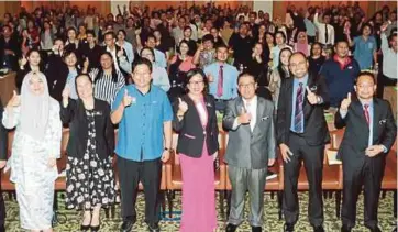  ??  ?? JENIFER (tengah) bersama delegasi yang hadir ketika majlis perasmian Konvensyen Perburuhan Sabah.