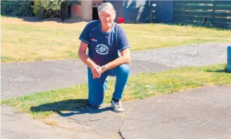  ?? Photo / Leanne Warr ?? John Schrader and the footpath that prompted his idea to start the Ratepayers’ Associatio­n.