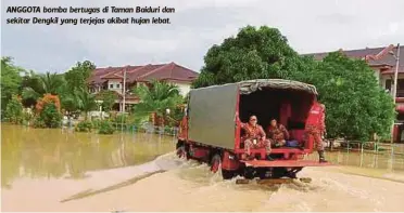  ??  ?? ANGGOTA bomba bertugas di Taman Baiduri dan sekitar Dengkil yang terjejas akibat hujan lebat.