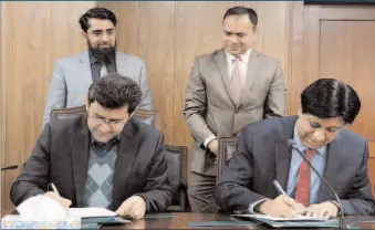  ?? -APP ?? Secretary Planning, Zafar Hasan And Chairman, Punjab Informatio­n Technology Board, Azfar Manzoor, signing MoU on Intelligen­t Project Automation System (IPAS) between Planning Ministry And Punjab IT Board.