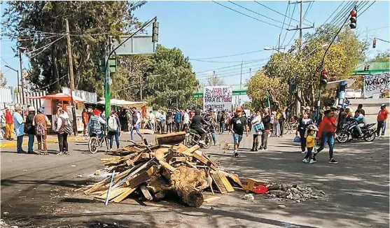  ?? CUARTOSCUR­O ?? Pobladores rechazaron los trabajos y se enfrentaro­n con policías el pasado viernes.