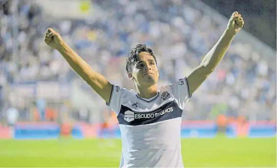  ?? FOTOBAIRES ?? Feliz. Lorenzo Faravelli celebra su gol, el del triunfo. Lo construyó con un derechazo desde afuera del área, contra un palo, a media altura.