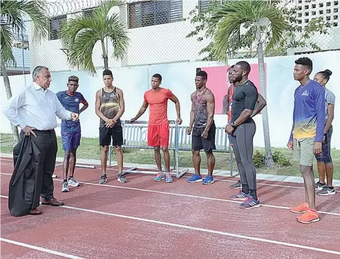  ?? FE ?? Luis Mejía Oviedo (izq), presidente del COD, durante una visita girada a la selección de atletismo en el Albergue Dominicano.