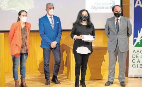  ?? SERGIO RODRÍGUEZ ?? La corresposa­l de ABC, Soraya Fernández, recibió el premio `Puerto Bahía de Algeciras´