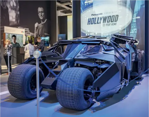  ??  ?? Auf einmal steht Hollywood vor der Tür: Batmans Tumbler, bekannt aus den Filmen von Christophe­r Nolan, konnte am Panasonic-stand bestaunt werden. Eine Probefahrt des 500-Ps-monsters mit Jet-antrieb war aber leider nicht gestattet