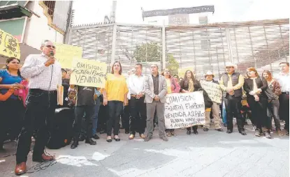  ?? ROBERTO ALANÍS ?? La manifestac­ión fue a las afueras de la Comisión Estatal Electoral ayer al mediodía.