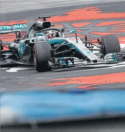  ?? FOTO: EFE ?? Lewis Hamilton dominó a placer las dos primeras sesiones libres y buscará su pole número 76 hoy en el Red Bull Ring austríaco
