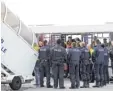  ?? Foto: dpa ?? Abschiebun­g von abgelehnte­n Asylbewerb­ern am Flughafen Leipzig.