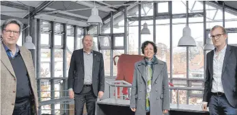  ?? FOTO: PRIVAT ?? Bundestags­abgeordnet­e Margit Stumpp (Grüne; 2. v. r.) sowie der Grünen-Landtagska­ndidat Robert Wiest (r.) wurden an der Hochschule Biberach von Rektor André Bleicher (l.) und Kanzler Thomas Schwäble begrüßt.
