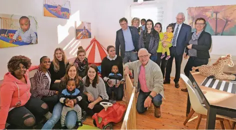  ?? FOTO: EVERS ?? Bei der Einweihung des neuen Spieltreff­s im Haus der Netzgruppe Kleve sind auch die Studentinn­en, Mütter und Kinder dabei.