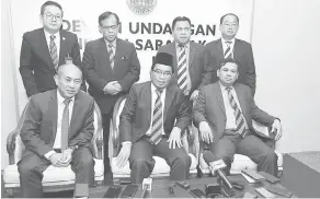  ??  ?? TUNJUKKAN BUKTI: Juanda (duduk tengah) bersama Rentap (duduk kiri) serta Gira (duduk kanan) dan (belakang dari kiri) Tiang, Jefferson, Miro dan Chukpai mengadakan sidang media di Kuching, semalam.