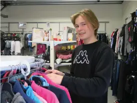  ?? BILD: TERESA INNOCENTI ?? Nimis Eyssen praktisera­r på en second hand-butik i Stenungsun­d.