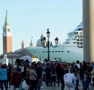  ??  ?? Passaggio a San Marco Le navi continuano a passare nel Bacino di San Marco