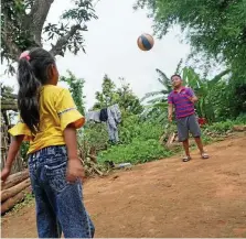  ?? ?? Niraj vertreibt sich die Zeit mit Ballspiele­n.