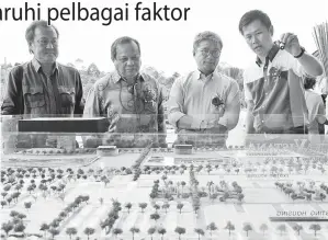  ??  ?? DR Annuar (dua kanan) mendengar penerangan projek daripada Ketua Pegawai Eksekutif Kumpulan Syarikat Green Summit Developmen­t James Hii Sing Lung (kanan). Turut kelihatan Pengerusi Perbadanan Perumahan Sarawak (HDC) Datuk Dr Abang Abdul Rauf Abang Zen (dua kiri) dan Datuk Hii King Chiong (kiri).