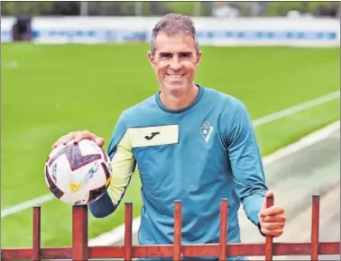  ?? ?? Garitano posa con un balón tras concluir un entrenamie­nto en Ataxalpe hace dos días.