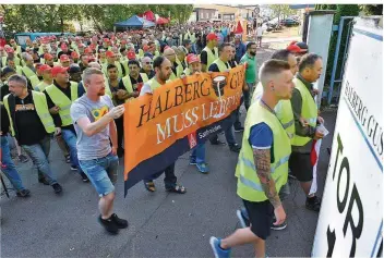  ?? FOTO: BECKER&BREDEL ?? In Reih und Glied gingen die Streikende­n gestern aufs Werksgelän­de zur Betriebsve­rsammlung.