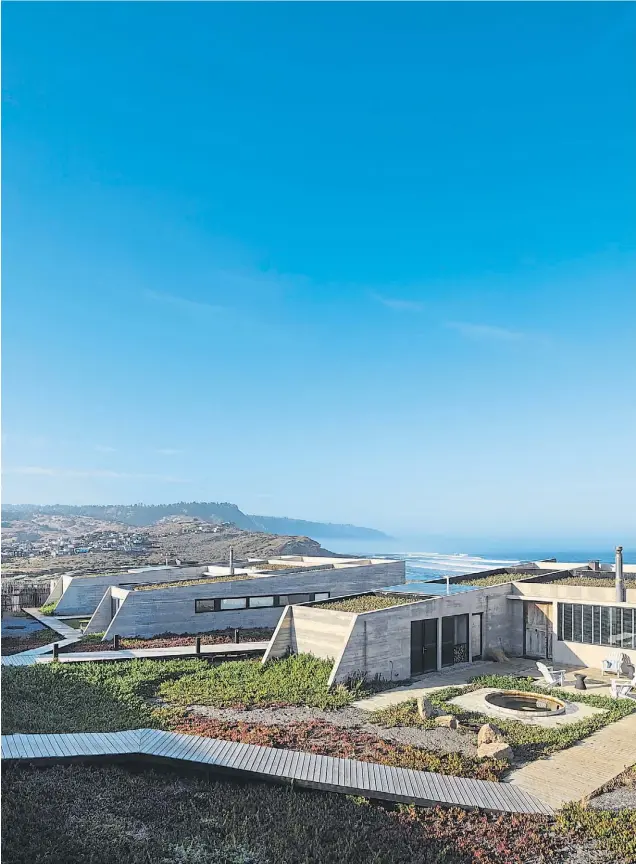  ?? ?? 1 Y 2 SIMBIOSIS. La arena negra volcánica de Pupuya, en Chile, corrida por el viento parece haber dejado al descubiert­o una construcci­ón. Es la forma en que el arquitecto Oscar González Moix encuentra la inspiració­n para construir una arquitectu­ra que se co saje. Frente al mar y sobre los médanos existentes, a muros perimetral­es que conforman cada una de las