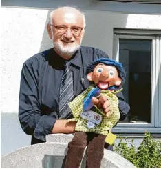  ?? Foto: Sabine Roth ?? Pfarrer Volker Nickel war fast zwölf Jahre in Friedberg. Am Sonntag verabschie­det er sich – gemeinsam mit seiner Handpuppe Ernie.