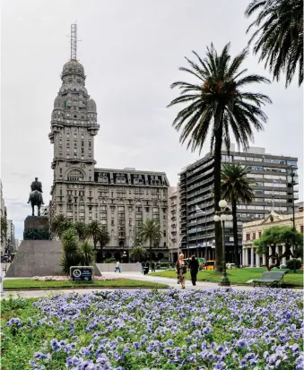  ??  ?? Plaza Independie­nte, the most important square in the city of Montevideo.