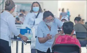  ?? ?? Una de las jornadas de vacunación contra el coronaviru­s en la capital yucateca. Ante el incremento de casos de Covid-19, las vacunas continúan demostrand­o su eficacia al prevenir la enfermedad en su forma grave